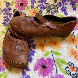 🐌Women’s Leather Naot Mary Jane Shoes, size 8